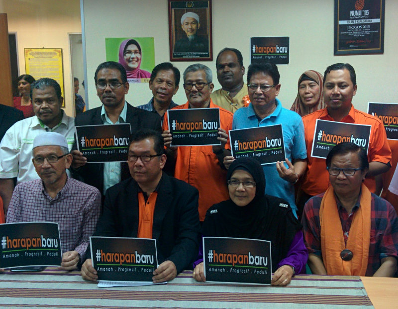 Kota Raja MP Dr Siti Mariah Mahmud (front row, wearing headscarf) flanked by office-bearers from PAS Kota Raja, Klang and Kapar constituencies, announcing their resignations from PAS on August 19, 2015. u00e2u20acu201d Picture by Mayuri Mei Lin