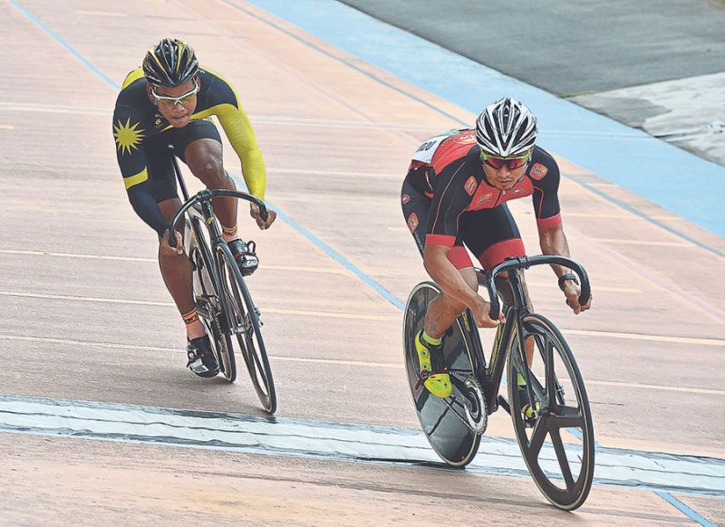 Muhammad Shah Firdaus (left) chases Azizulhasni at the South-East Asia Track Grand Prix at Cheras Velodrome early this month. u00e2u20acu201d File pic