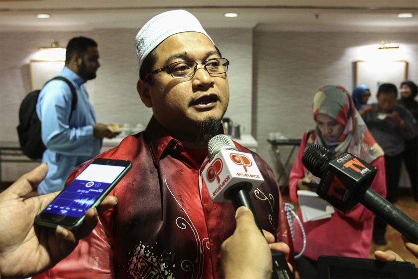 Nasrudin Hassan Tantawi speaks to members of the media at the Grand Blue Wave Hotel in Shah Alam, August 21, 2015. u00e2u20acu201d Picture by Yusof Mat Isa
