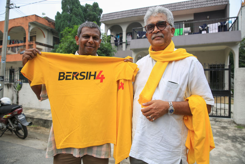 Supporters buy the popular yellow Bersih 4 T-shirts from the Bersih 2.0 Petaling Jaya office, Aug 25, 2015. u00e2u20acu201d Picture by Saw Siow Feng 