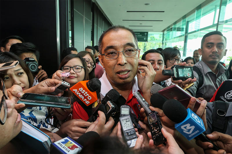Communications and Multimedia Minister, Datuk Seri Dr Salleh Said Keruak speaking to members of the media at the Nexus Bangsar South in Kuala Lumpur, August 25, 2015. u00e2u20acu201d Picture by Yusof Mat Isa