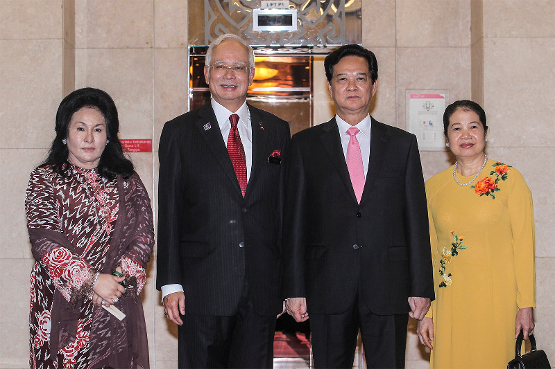 Malaysiau00e2u20acu2122s Prime Minister, Datuk Seri Najib Razak and Vietnamu00e2u20acu2122s Prime Minister Nguyen Tan Dung and their wives pose for a group photograph at the Prime Ministeru00e2u20acu2122s Office in Putrajaya, August 7, 2015. u00e2u20acu201d Picture by Yusof Mat Isa