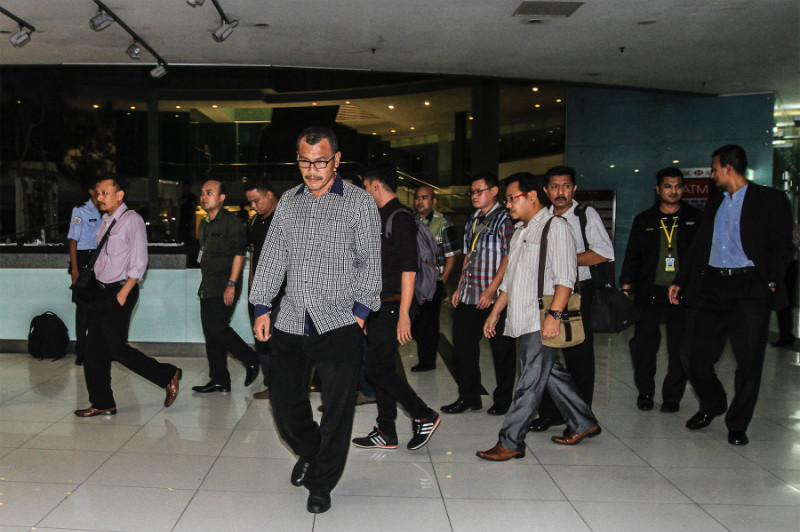 Police officers from Bukit Aman leaving the MACC office at Menara Prisma in Putrajaya after conducting a raid, August 5, 2015. u00e2u20acu201d Picture by Yusof Mat Isa 