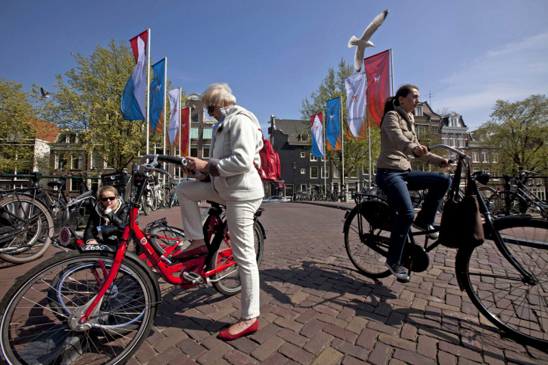 A man checks a roadmap on a bridge in Amsterdam, the Netherlands, April 24, 2013. u00e2u20acu201d Reuters pic