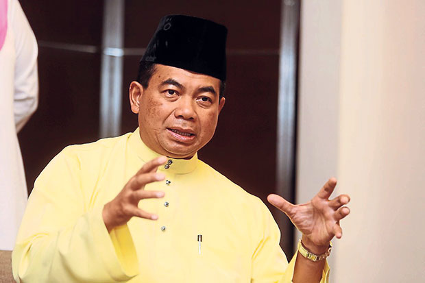 Deputy Transport Minister Datuk Aziz Kaprawi at the Umno Division meeting in Bangsar on August 1, 2015. — Picture by Choo Choy May