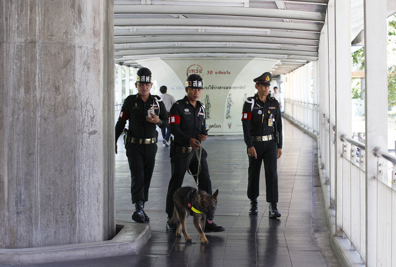 Thai military personnel work with a detection dog on the Bangkok Skywalk August 19, 2015, as authorities step up security in the city after Monday's deadly blast at the Erawan shrine. u00e2u20acu201d Reuters pic