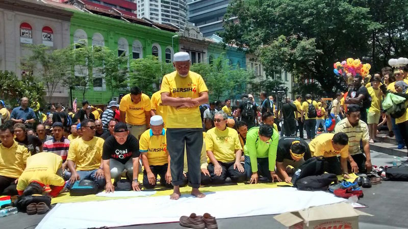 Around 100 Muslims hold their afternoon zohor prayers in front of Sogo shopping mall in Kuala Lumpur August 29, 2015, ahead of the Bersih 4 rally. u00e2u20acu201d Picture by Syed Jaymal Zahiid