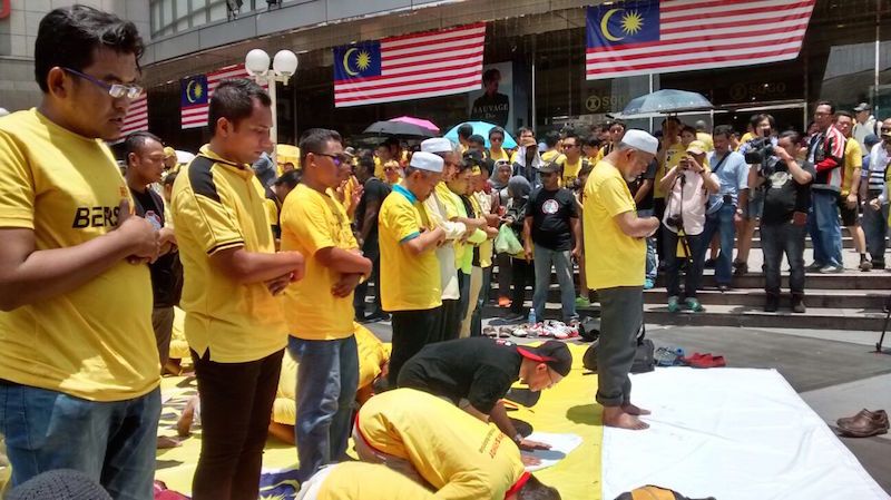 Around 100 Muslims hold their afternoon zohor prayers in front of Sogo shopping mall in Kuala Lumpur August 29, 2015, ahead of the Bersih 4 rally. — Picture by Syed Jaymal Zahiid