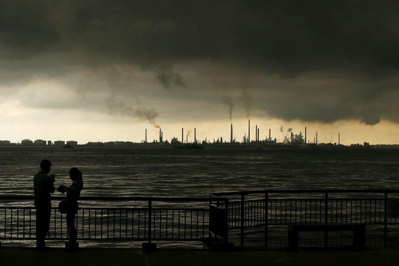 Storm clouds gather over Shell's Pulau Bukom oil refinery in Singapore December 17, 2014. u00e2u20acu201d Reuters pic