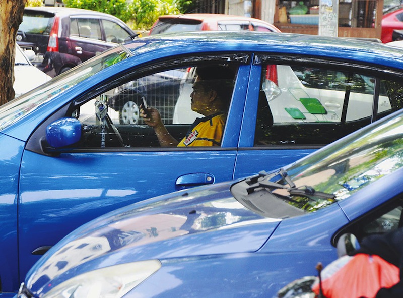 Using a handphone and failure to fasten your seatbelt are two offences that will incur demerit points if Kejara is reintroduced. u00e2u20acu201d Picture by Shahnaz Fazlie