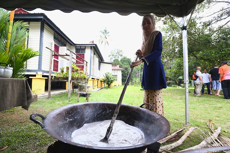 Dodol cooking demonstration by a villager at Kampung Lonek. 