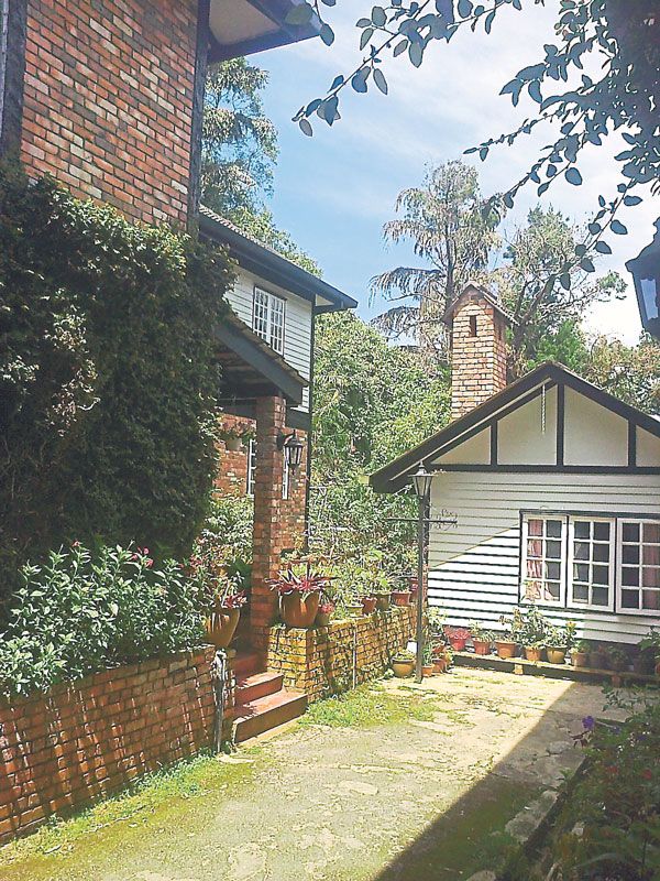 The centre part of Ye Olde Smokehouse.