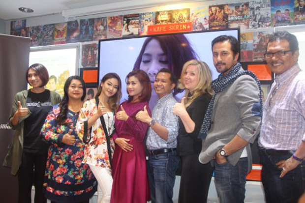 Director Virginia Kennedy (third from right) with the cast of 'Girlfriend Kontrak'.