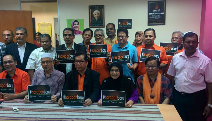 Kota Raja MP Dr Siti Mariah Mahmud (third from right, front row) flanked by office bearers from Kota Raja, Klang and Kapar constituencies who have tendered their resignations from PAS to join Harapan Baru. u00e2u20acu201d Picture by Mayuri Mei Lin
