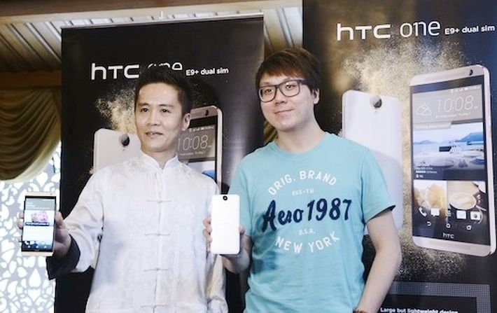 HTC Malaysia marketing manager Kelvin Lim (left) and HTC South Asia product marketing manager Wayne Tang launching the HTC One E9+. u00e2u20acu201d DNA pic 