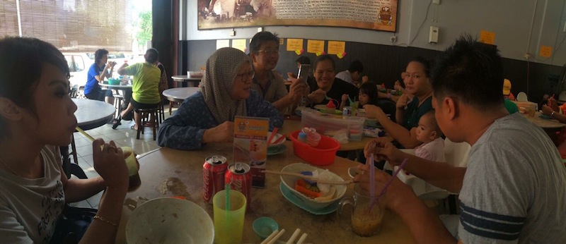 A photo of a group of Muslims who were on a Maulidur Rasul procession took opted to stop for break at a Chinese coffee shop in Sarawak surfaced online a few months ago.