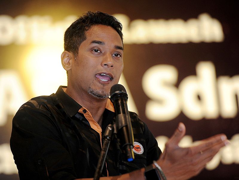 Minister of Youth and Sports Khairy Jamaluddin gives a speech at the launch of the Malaysian National Basketball League (NBL) Asia Sdn Bhd at Gem-In Mall, Kuala Lumpur, August 4, 2015.  u00e2u20acu201d Bernama pic