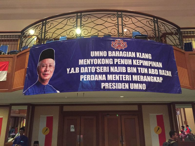 Klang Umno division put up a banner expressing support for embattled party president and prime minister Datuk Seri Najib Razak, during their division meeting August 15, 2015.