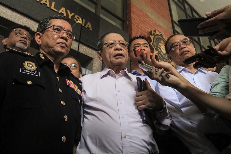 Lim Kit Siangu00c2u00a0 with MACC strategic communications director Rohaizad Yaakob (right) and other opposition leaders at the MACC Office in Putrajaya, August 6, 2015. u00e2u20acu201d Picture by Yusof Mat Isa 