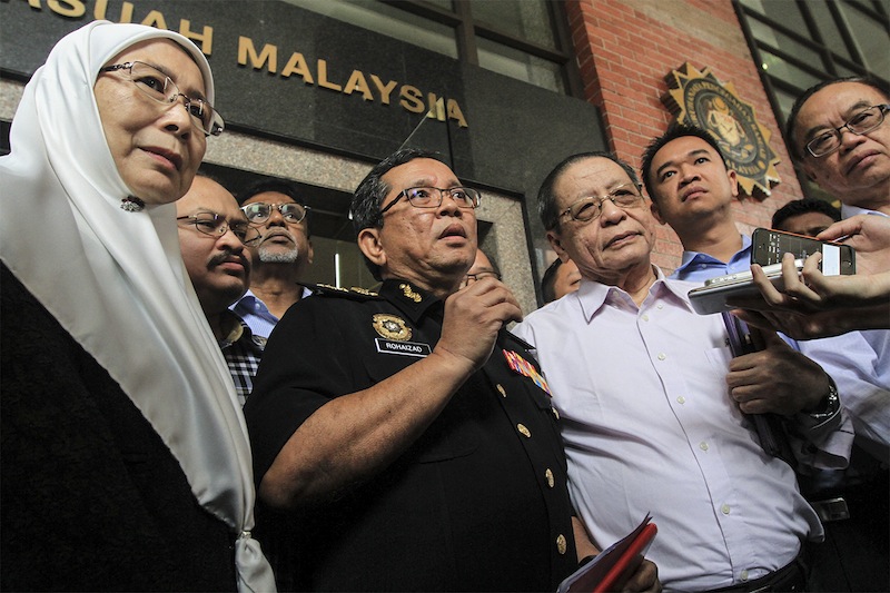 Lim Kit Siangu00c2u00a0with MACC strategic communications director Rohaizad Yaakob (centre) and other opposition leaders at the MACC Office in Putrajaya, August 6, 2015. u00e2u20acu201d Picture by Yusof Mat Isa 
