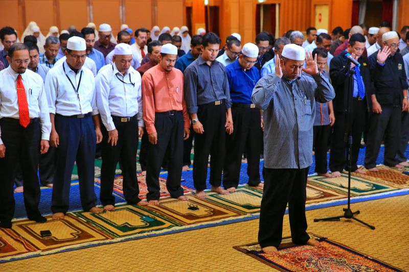 Datuk Seri Zakaria Jaffar leads MACC officers in a special prayer session for divine intervention. u00e2u20acu2022 Picture by Saw Siow Feng