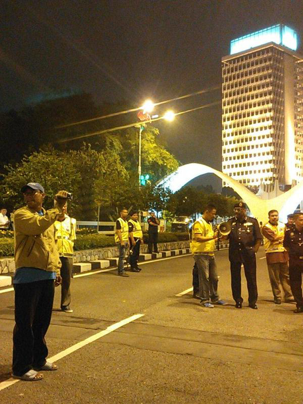 Police and university students face off outside Parliament House on Aug 25, 2015, over the #OccupyParliament sit-in protest.