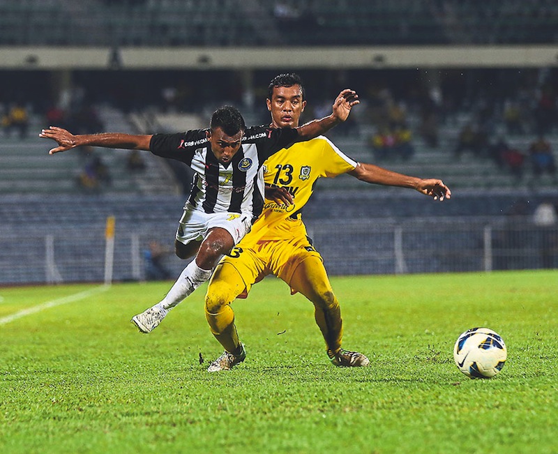 Pahangu00e2u20acu2122s R. Surendran (left) wriggles past Peraku00e2u20acu2122s Ahmad Sukri Ab Hamid during the match on Saturday. u00e2u20acu201d Picture by Marcus Pheong