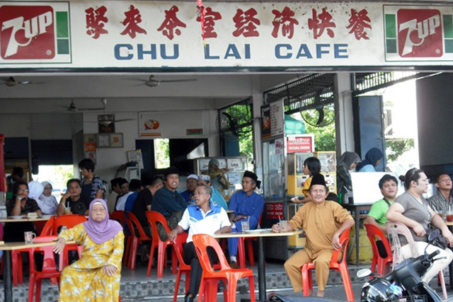  A photo of a group of Muslims who were on a Maulidur Rasul procession took opted to stop for break at a Chinese coffee shop in Sarawak surfaced online a few months ago. 