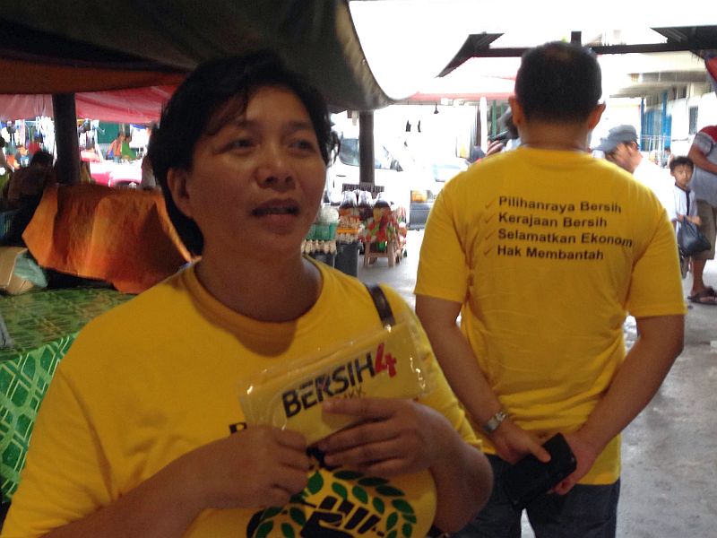 Organising chairman Jannie Lasimbang said that they were pleasantly surprised by the spur of interest in the Bersih 4.0 T-shirts. u00e2u20acu201d Picture by Julia Chan