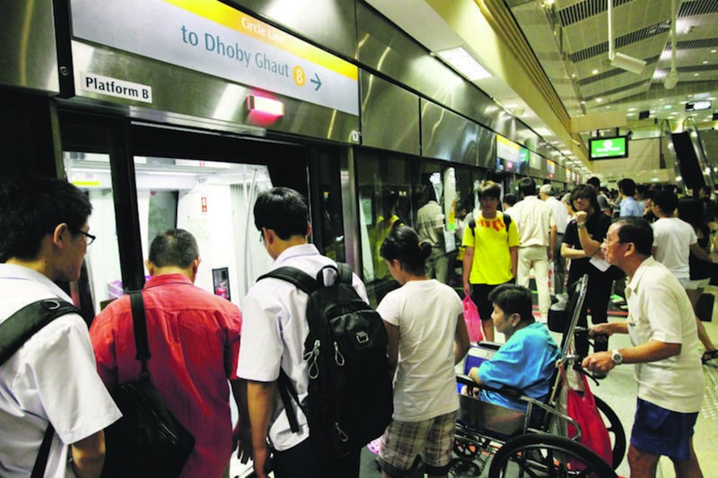 Commuters boarding the Circle Line at Bishan Station.u00c2u00a0u00e2u20acu201du00c2u00a0TODAY pic