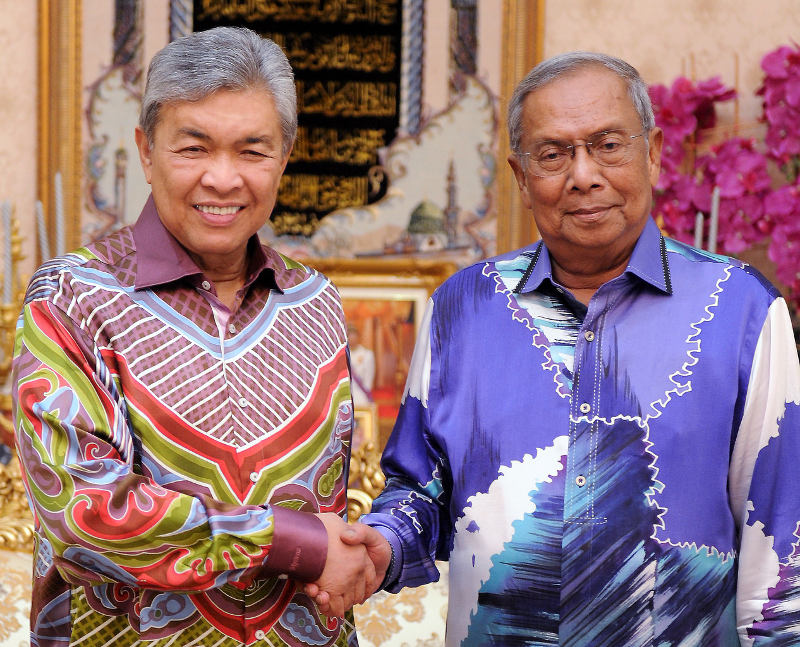 Deputy prime minister Datuk Seri Ahmad Zahid Hamidi shaking hands with Sarawak chief minister Tan Sri Adenan Satem, in Kuching, Sarawak, August 7, 2015. u00e2u20acu201d Bernama pic