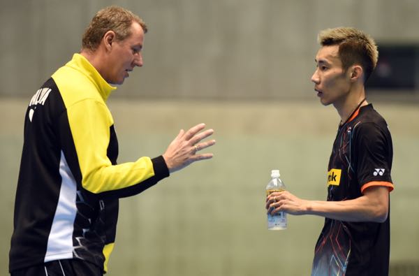 Lee Chong Wei of Malaysia (R) listens to his coach Morten Frost Hansen of Denmark, second round match against Lin Dan of China, Japan Open Super Series badminton tournament, Tokyo, September 10, 2015. AFP PHOTO / TOSHIFUMI KITAMURA