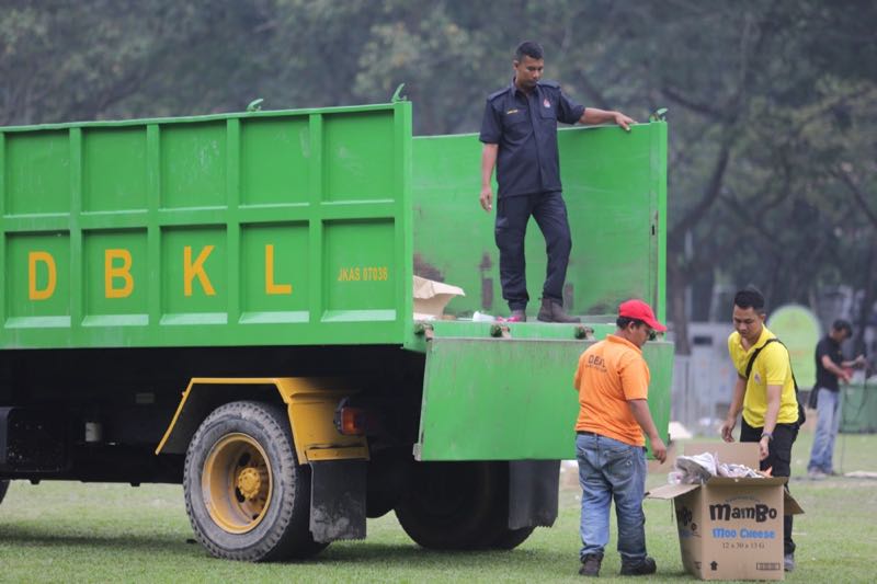 DBKL workers are seen cleaning up Padang Merbok after Himpunan Rakyat Bersatu in Kuala Lumpur, September 16, 2015. u00e2u20acu201d Picture by Choo Choy May