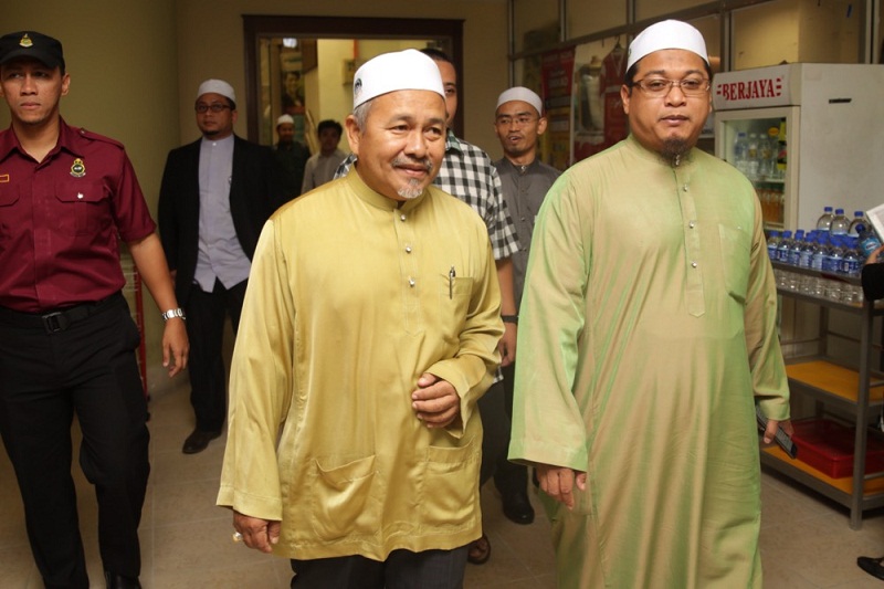 PAS deputy president Datuk Tuan Ibrahim and Nasrudin Hassan Tantawi outside the court room in the Duta Court Complex, Kuala Lumpur, on September 28, 2015. u00e2u20acu201d Picture by Choo Choy May