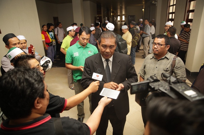 Datuk Takiyuddin Hassan speaks to members of the press outside the court room in the Duta Court Complex, Kuala Lumpur, on September 28, 2015. u00e2u20acu201d Picture by Choo Choy May