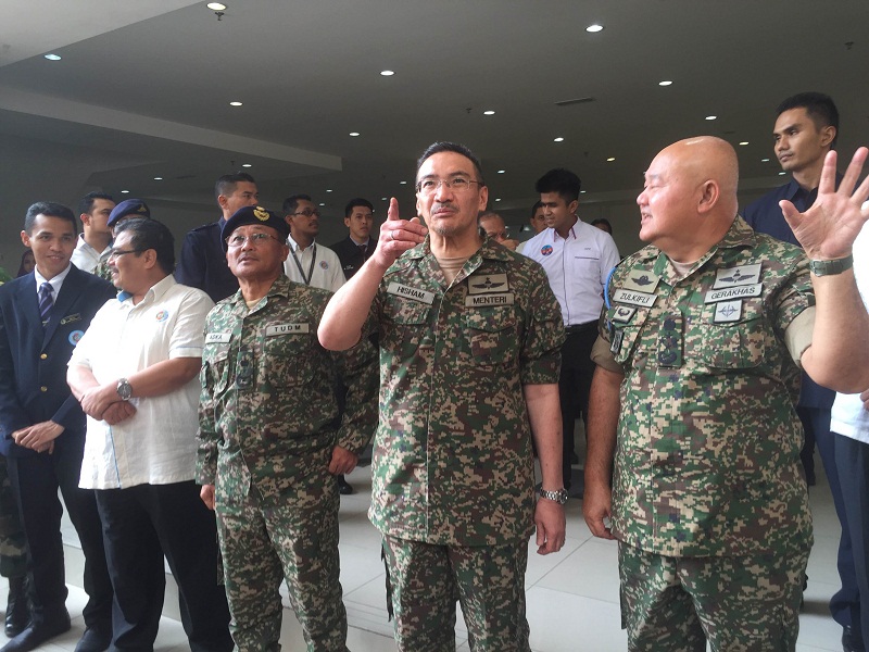 Defence Minister Datuk Seri Hishammuddin Hussein (centre) officiating the Universiti Pertahanan Nasional Malaysiau00e2u20acu2122s (UPNM) u00e2u20acu02dcUnity and Peaceu00e2u20acu2122 campaign in Sungai Besi, September 29, 2015. u00e2u20acu201d Picture by Kamles Kumar n