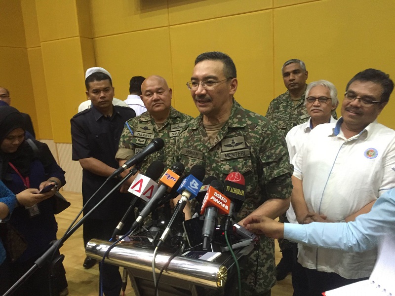 Defence Minister Datuk Seri Hishammuddin Hussein (centre) officiating the Universiti Pertahanan Nasional Malaysiau00e2u20acu2122s (UPNM) u00e2u20acu02dcUnity and Peaceu00e2u20acu2122 campaign in Sungai Besi, September 29, 2015. u00e2u20acu201d Picture by Kamles Kumar n