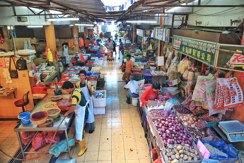 Some Kajang voters at Pasar Kajang today express approval to Dr Wan Azizah as its assemblyman and rejected the idea of having 'Red Shirts' rally against her here. — Picture by Saw Siow Feng