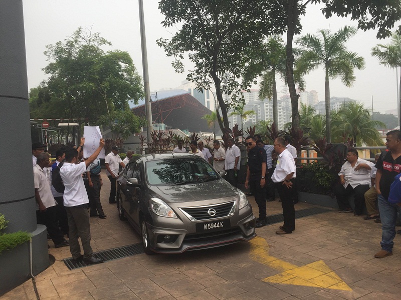 Taxi drivers surround a GrabCar driver outside the SPAD headquarters in Kelana Jaya, September 30, 2015. u00e2u20acu201d Picture by Kamles Kumar