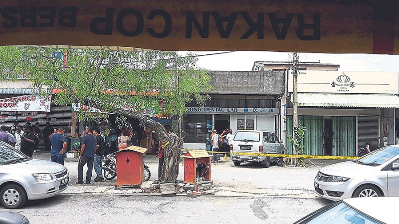 The scene outside Kam Hoe Jewellery after the robbery yesterday. u00e2u20acu201d Picture by S. Arulldas