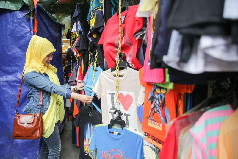 A shopper is seen at Petaling Street, Kuala Lumpur, 25, Sept 2015, — Picture by Choo Choy May