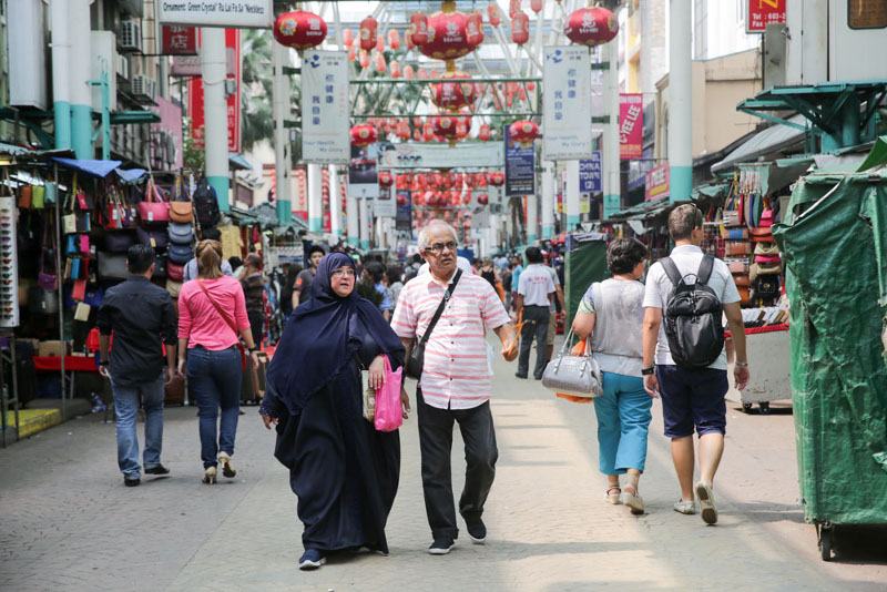 Shoppers are seen at Petaling Street, Kuala Lumpur, 25, Sept 2015, u00e2u20acu201d Picture by Choo Choy May