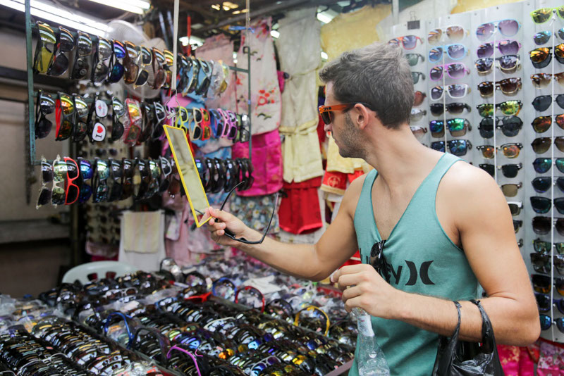A shopper is seen at Petaling Street, Kuala Lumpur, 25, Sept 2015, u00e2u20acu201d Picture by Choo Choy May
