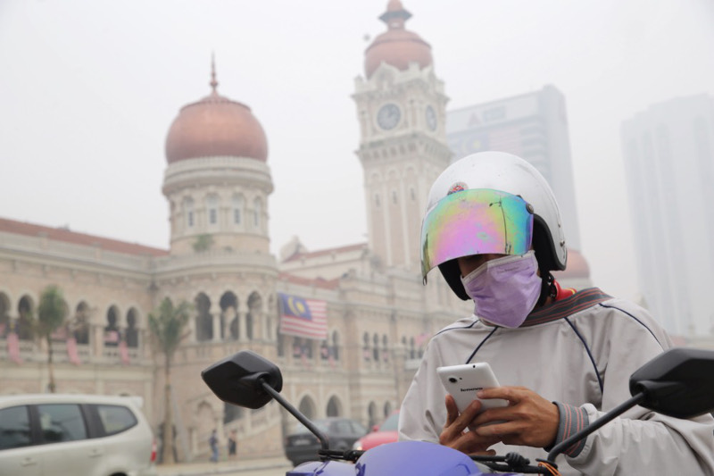 A motorist wearing a mask on a hazy day at Dataran Merdeka, Kuala Lumpur, September 14, 2015. u00e2u20acu201d Picture by Choo Choy May