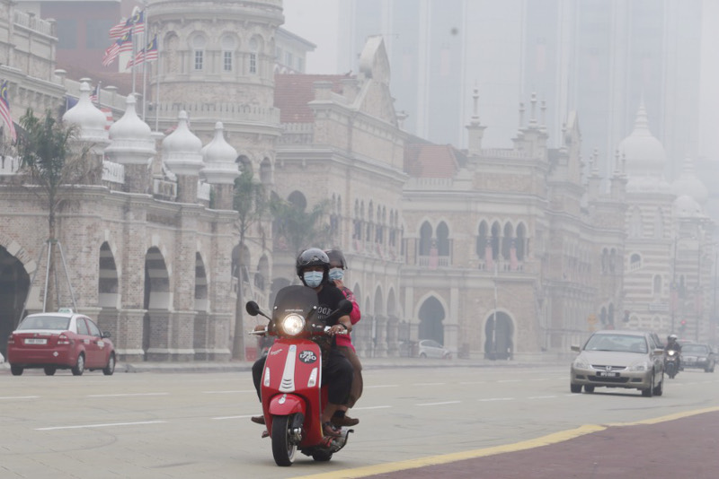 Motorists wearing mask on a hazy day at Dataran Merdeka, Kuala Lumpur, September 14, 2015. u00e2u20acu201d Picture by Choo Choy May