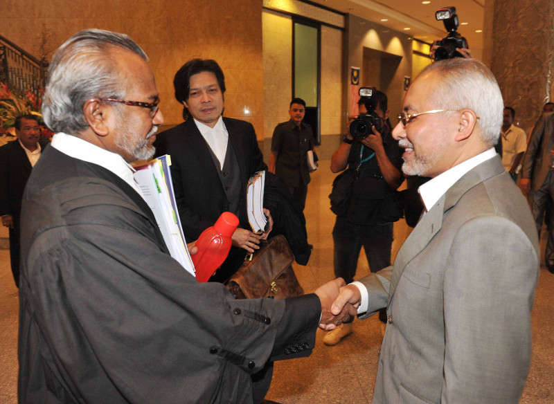 Former Selangor mentri besar Dr Mohamad Khir Toyo (right) shakes hands with his lawyer Tan Sri Muhammad Shafee Abdullah at the Federal Court Putrajaya, September 22, 2015.