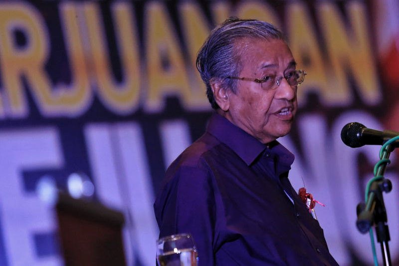 Former prime minister Tun Dr Mahathir Mohamad speaking at Ismau00e2u20acu2122s u00e2u20acu02dcMalam Inspirasi Perjuanganu00e2u20acu2122 at the Shah Alam Convention Center, September 14, 2015. u00e2u20acu201d Picture by Saw Siow Feng