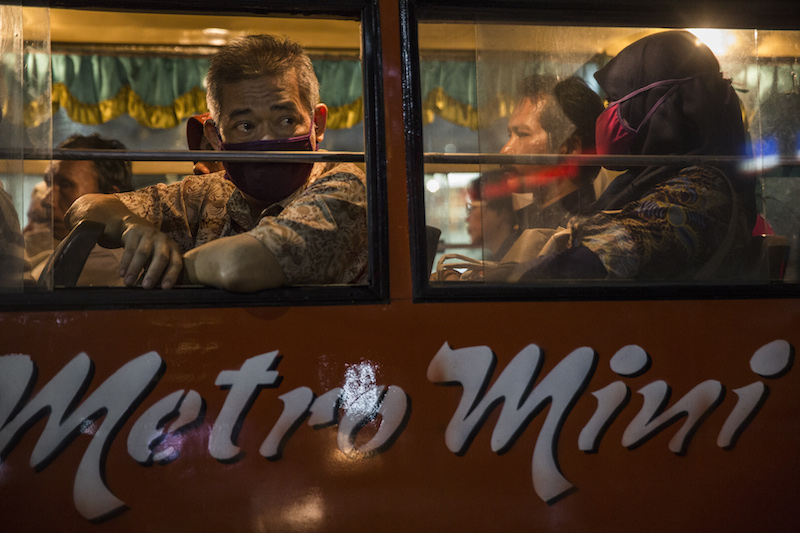 Bus passengers in Jakarta September 22, 2015. u00e2u20acu201d Picture by Kemal Jufri/The New York Times