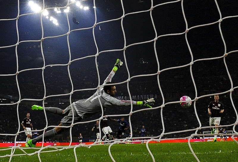 Inter Milan's Fredy Guarin (centre) shoots and scores as AC Milan's goalkeeper Diego Lopez tries to stop the shot during the Italian Serie A match at the San Siro stadium in Milan, Italy, September 13, 2015. u00e2u20acu201du00c2u00a0Reuters pic