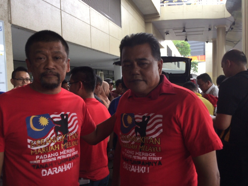 Major Razali Zakaria (left) of GMPN says his group is buying 1,000 pieces of the T-shirts for the rally.